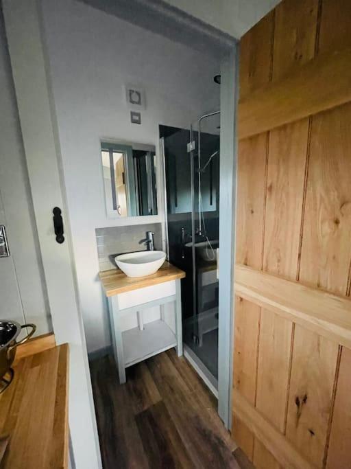 The Hut@Trefechan Wen - Coastal Coziness! Goodwick Zewnętrze zdjęcie