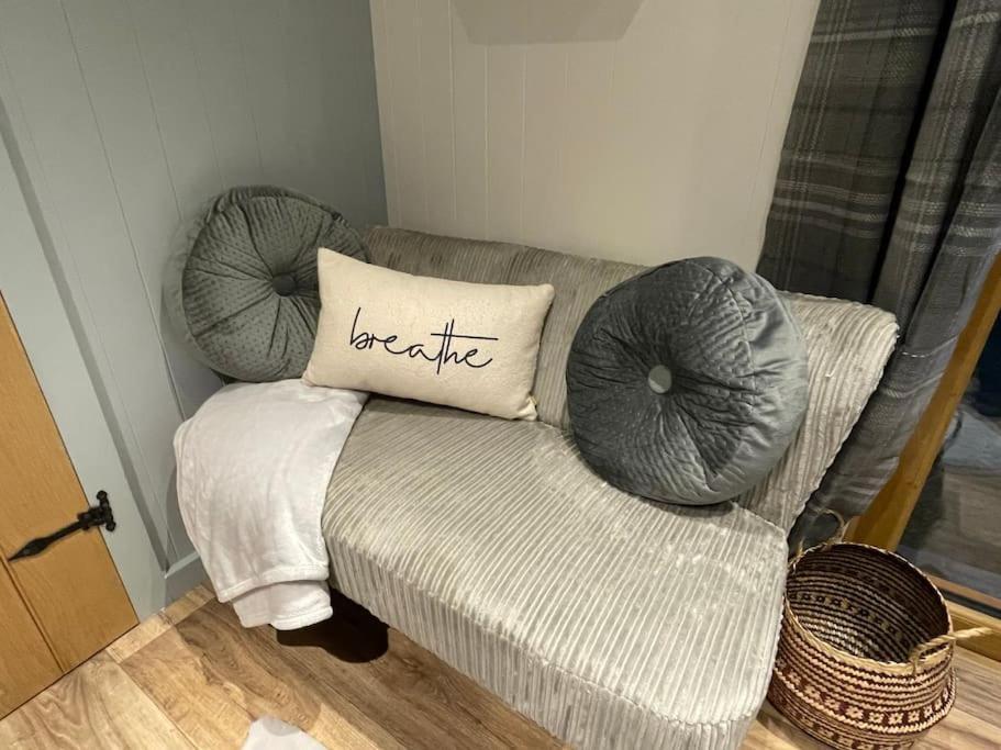 The Hut@Trefechan Wen - Coastal Coziness! Goodwick Zewnętrze zdjęcie