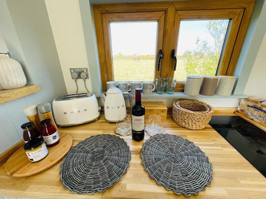 The Hut@Trefechan Wen - Coastal Coziness! Goodwick Zewnętrze zdjęcie