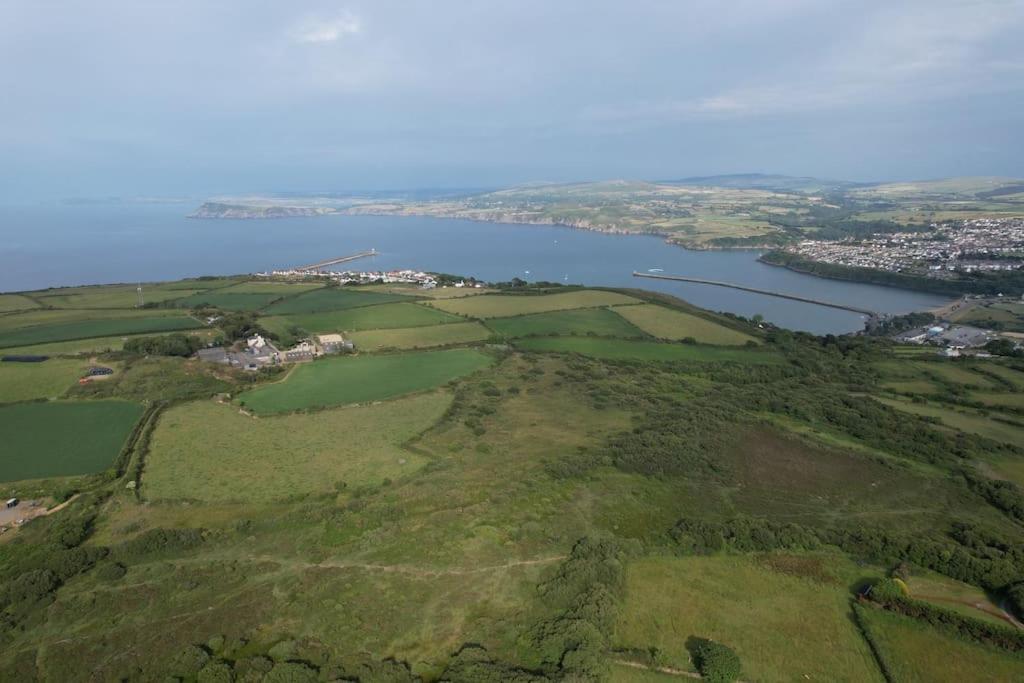 The Hut@Trefechan Wen - Coastal Coziness! Goodwick Zewnętrze zdjęcie